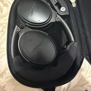 Bose Matte Black Noise-Cancelling Headphones